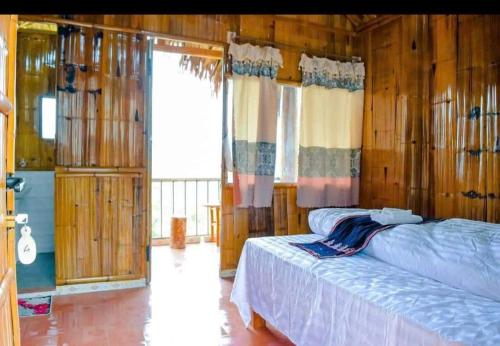 Bậc Thang Vàng Homestay (Bac Thang Vang Homestay) in Nam Pi