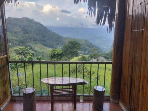 Bậc Thang Vàng Homestay (Bac Thang Vang Homestay) in Nam Pi