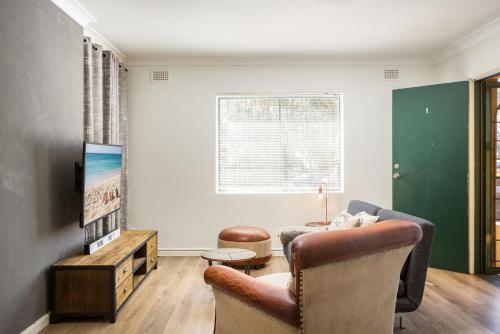 Suburban Two-bed Apartment with Parking and Patio - image 14