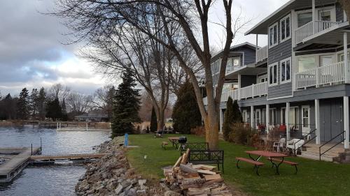 Snug Harbor Inn in Sturgeon Bay, USA