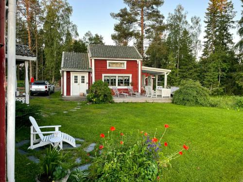 숙소 외관, 18Th-Century Timber House By Sea Bay Near Umeå (18Th-Century Timber House By Sea Bay Near Umea) in 홀름순드
