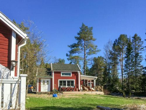 숙소 외관, 18Th-Century Timber House By Sea Bay Near Umeå (18Th-Century Timber House By Sea Bay Near Umea) in 홀름순드