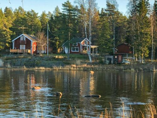 숙소 외관, 18Th-Century Timber House By Sea Bay Near Umeå (18Th-Century Timber House By Sea Bay Near Umea) in 홀름순드