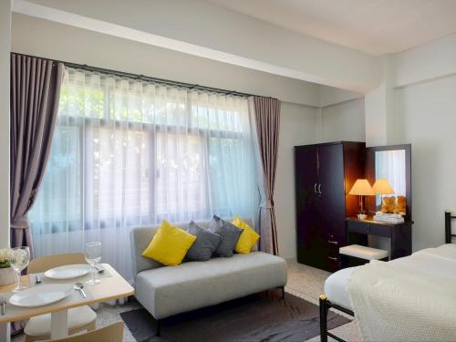 room detail thumbnail 2
