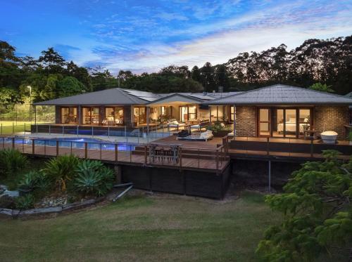 Oluka Vista Panoramic Hill Top Estate w Pool Cinema Tennis Court in Mullumbimby Creek