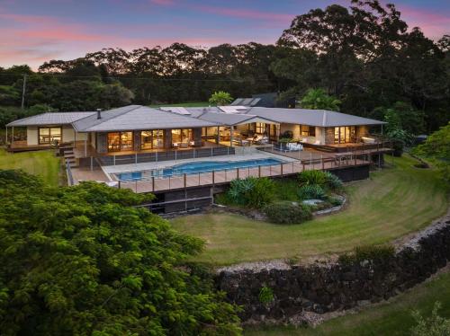 Oluka Vista Panoramic Hill Top Estate w Pool Cinema Tennis Court in Mullumbimby Creek