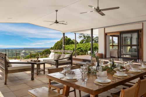 Oluka Vista Panoramic Hill Top Estate w Pool Cinema Tennis Court in Mullumbimby Creek