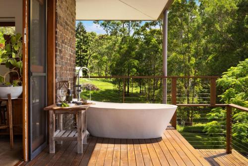 Oluka Vista Panoramic Hill Top Estate w Pool Cinema Tennis Court in Mullumbimby Creek
