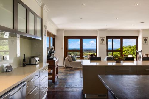 Oluka Vista Panoramic Hill Top Estate w Pool Cinema Tennis Court in Mullumbimby Creek