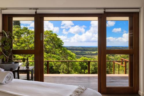 Oluka Vista Panoramic Hill Top Estate w Pool Cinema Tennis Court in Mullumbimby Creek