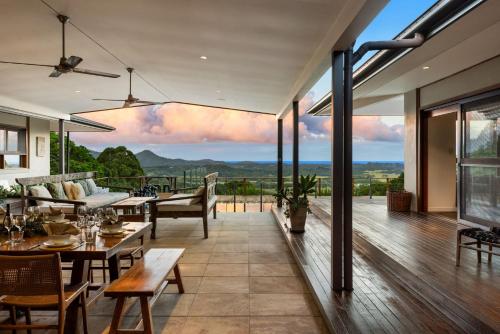 Oluka Vista Panoramic Hill Top Estate w Pool Cinema Tennis Court in Mullumbimby Creek