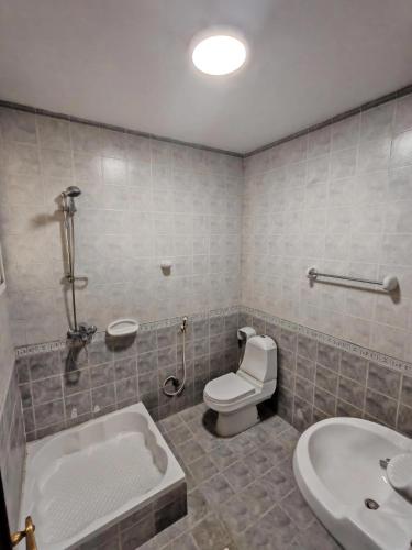 Kamar Mandi, الحصيلة- نسائم صلاله للأجنحة والشقق الفاخرة Nassayem Salalah Hotel Apartments & Suites ALhasilah (الحصيلة- نسائم صلاله للأجنحة والشقق الفاخرة Nassayem Salalah Hotel Apartments & Suites ALhasilah) in Salalah