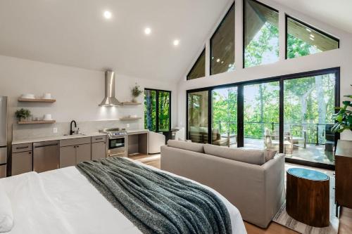 Birch at Arcadia Hills Luxury Couples Cabin in New Plymouth (OH)