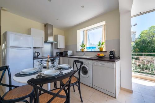 Bright 2-Bedroom Apartment Close to La Croisette & City Centre - image 2