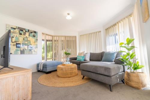 Cozy Home with Ocean View & Sunset- Walk to Falcon Beach – khách sạn tại Falcon
