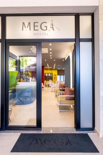 Ресторан, Mega Hostel in Саранда