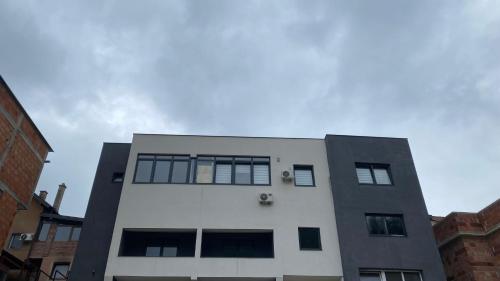 Adi Apartmani