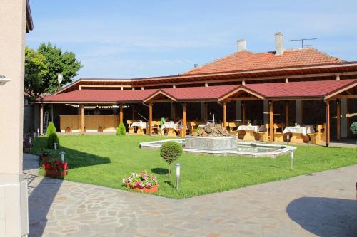 Exterior view, Hotel Akre in Kavarna