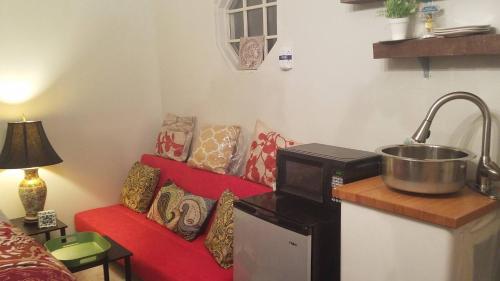 Adorable tiny house near Mercedes Benz Stadium in Vine City