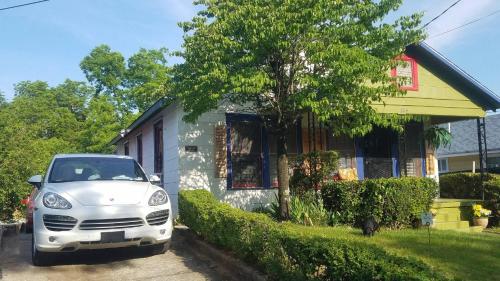 Adorable tiny house near Mercedes Benz Stadium in Vine City