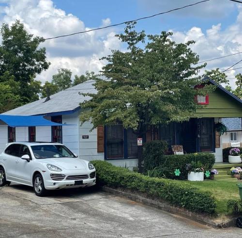 Adorable tiny house near Mercedes Benz Stadium in Vine City