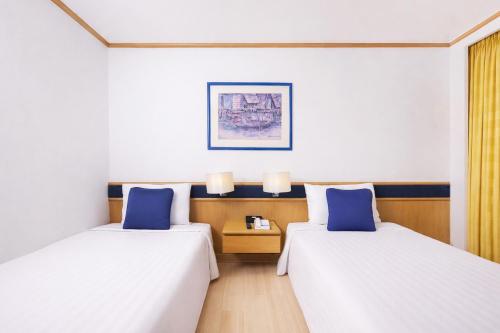 Twin room, city