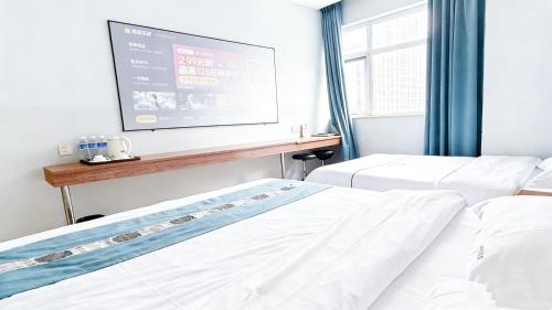 1 queen bed, 1 twin bed