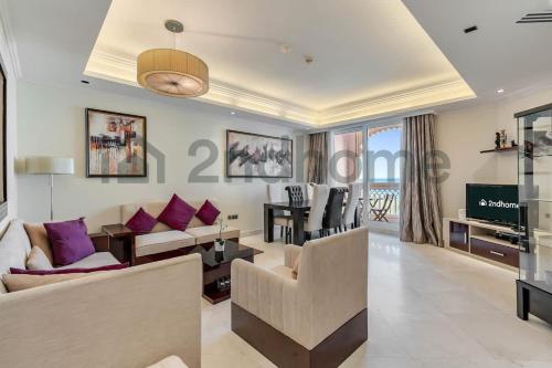Beachfront Escape Sea-View Balcony Palm Jumeirah in Bluewaters Island