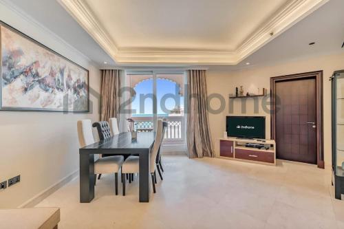 Beachfront Escape Sea-View Balcony Palm Jumeirah in Bluewaters Island