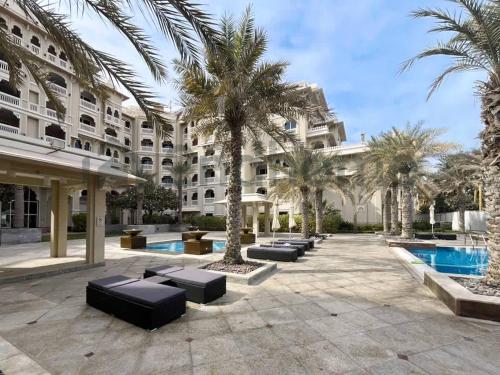 Beachfront Escape Sea-View Balcony Palm Jumeirah in Bluewaters Island