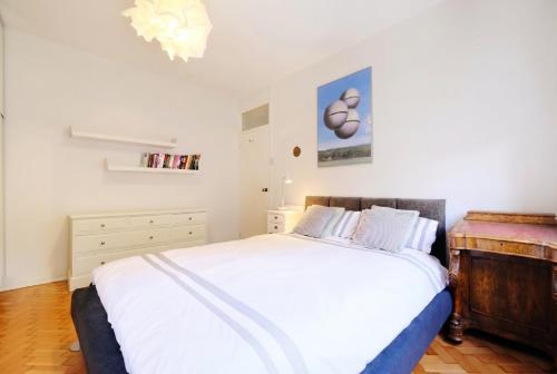 Two-Bedroom Ground-Floor Flat with Private Garden, NW8, London