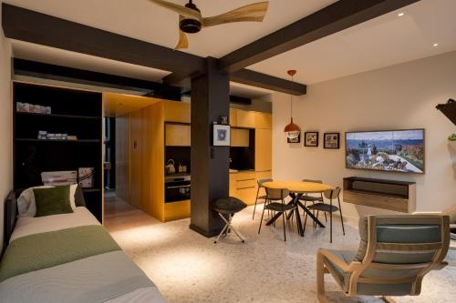 Cascais Modern Retreat with Private Courtyard - image 3