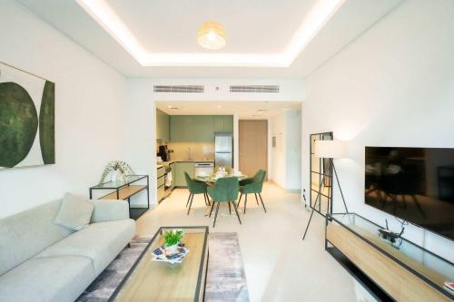 Modern 1BR Apartment in Central Park City Walk - image 2
