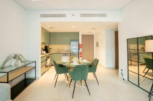 Modern 1BR Apartment in Central Park City Walk - image 12
