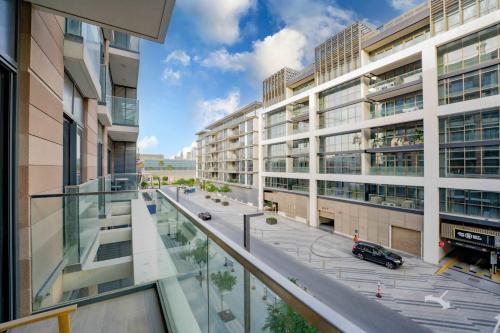 Modern 1BR Apartment in Central Park City Walk - image 11