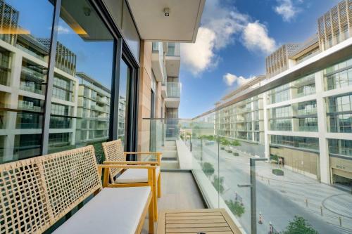 Modern 1BR Apartment in Central Park City Walk - image 4