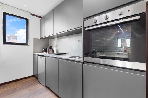 Luxury Spacious 2 person Suite in North London - image 14