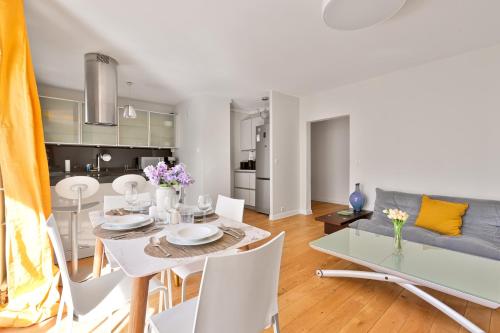 Spacious 2-Bedroom Apartment with Balcony in Paris - image 6
