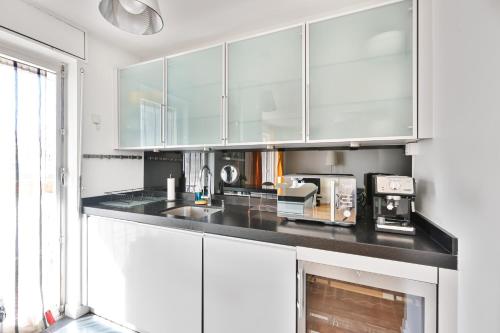 Spacious 2-Bedroom Apartment with Balcony in Paris - image 11
