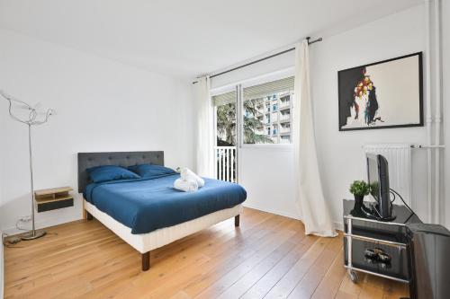 Spacious 2-Bedroom Apartment with Balcony in Paris - image 10