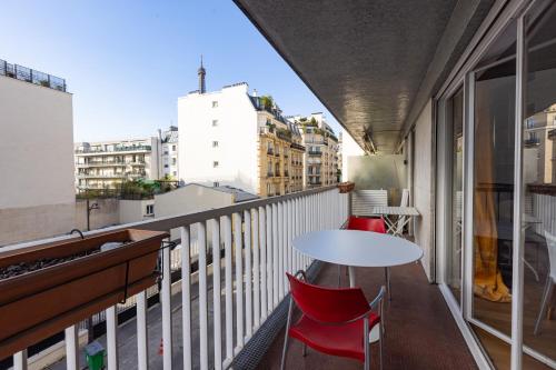 Spacious 2-Bedroom Apartment with Balcony in Paris - image 3