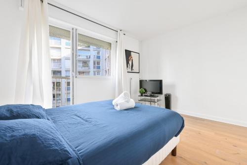 Spacious 2-Bedroom Apartment with Balcony in Paris - image 2
