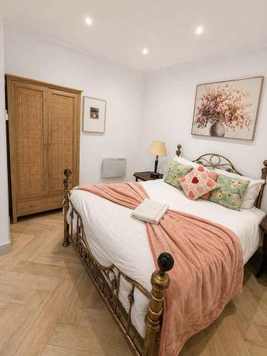 Stunning 1 Bedroom Apartment in Little Venice in Wielki Londyn