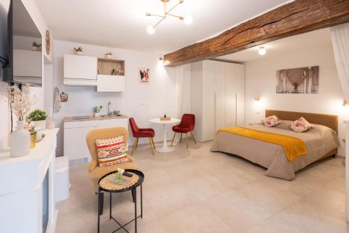 Piave suite | Modern studio con balcone in corte storica