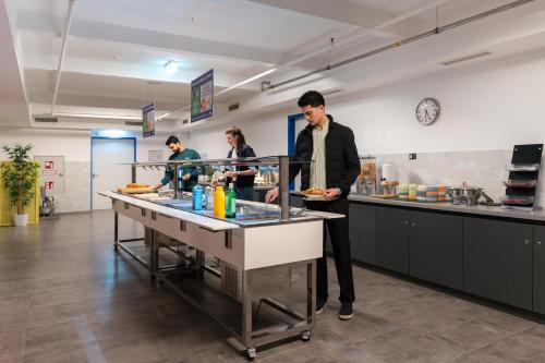 Food and beverages, a&o Salzburg Hauptbahnhof in Salzburg