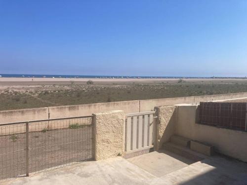 Appartement T2 en RDC avec une terrasse donnant un accès direct à la plage - image 4