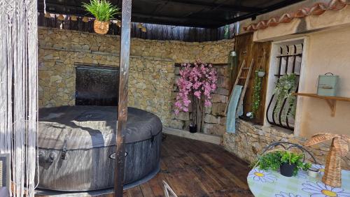 Studio avec jardin privé & jacuzzi – khách sạn tại St Pierre de Feric