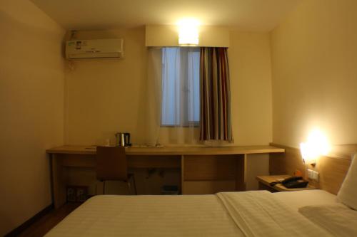 Hai Xiang Premium Hotel Set in a prime location of Guangzhou, Hai Xiang Premium Hotel puts everything the city has to offer just outside your doorstep. Both business travelers and tourists can enjoy the propertys facilities