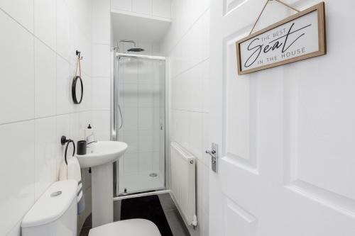 Spacious 5-Bed House Sleeps 10 - 2 Bathrooms - Parking - Near Anfield, Liverpool (fotografie 9)