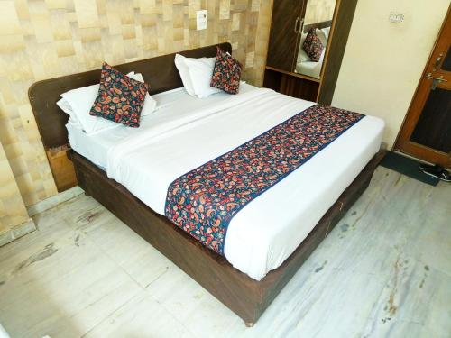 Grand Stays by Hotel Amisha - Near Station & Metro